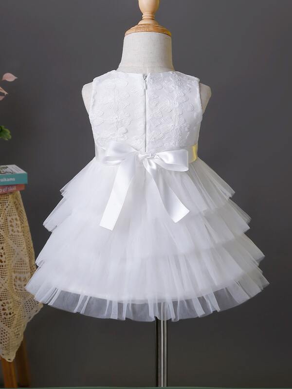 Vestido elegante blanco de bebé y niña pequeña
