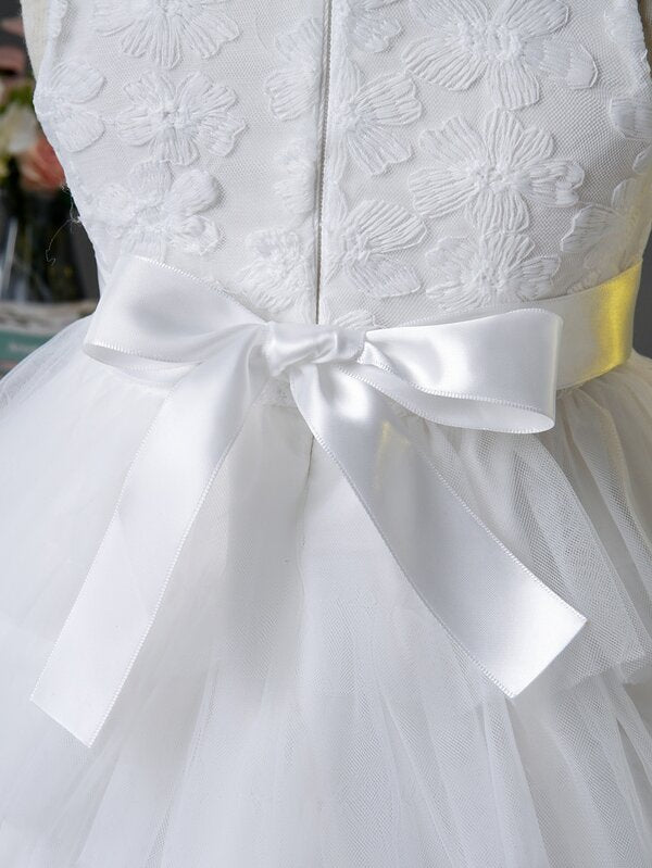 Vestido elegante blanco de bebé y niña pequeña