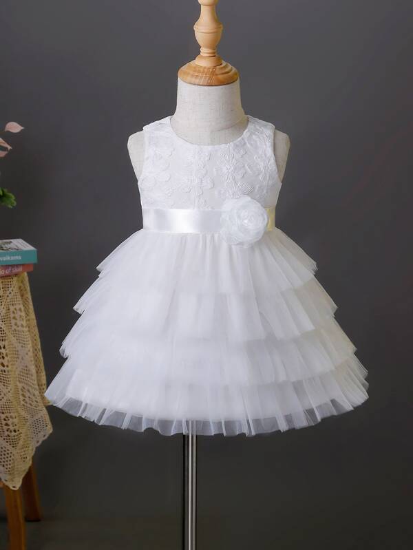 Vestido elegante blanco de bebé y niña pequeña
