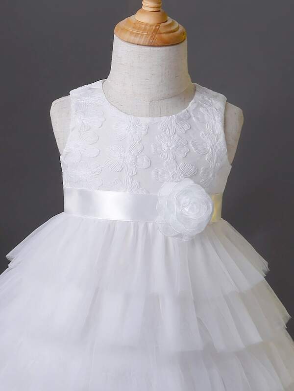 Vestido elegante blanco de bebé y niña pequeña