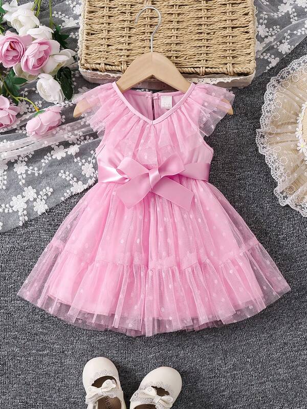 Vestido elegante de niña pequeña