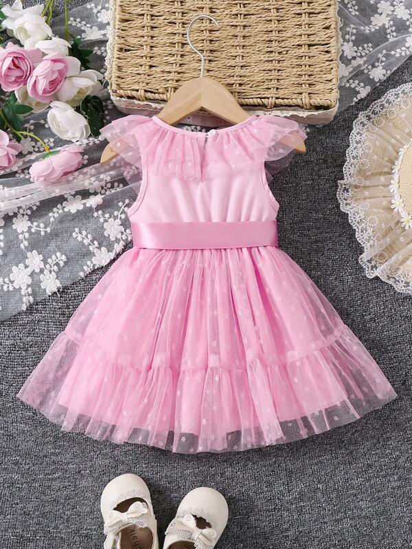 Vestido elegante de niña pequeña