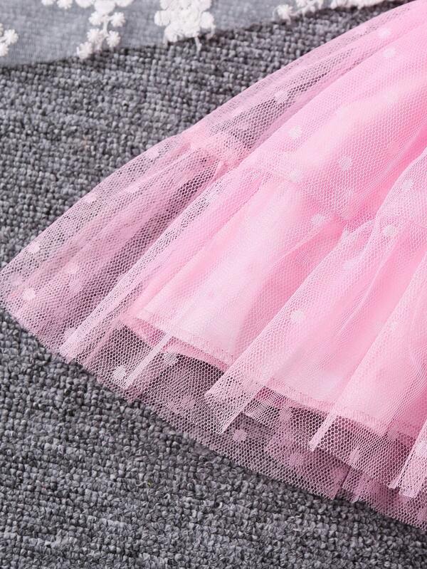 Vestido elegante de niña pequeña