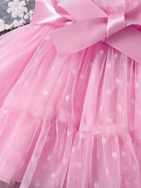 Vestido elegante de niña pequeña