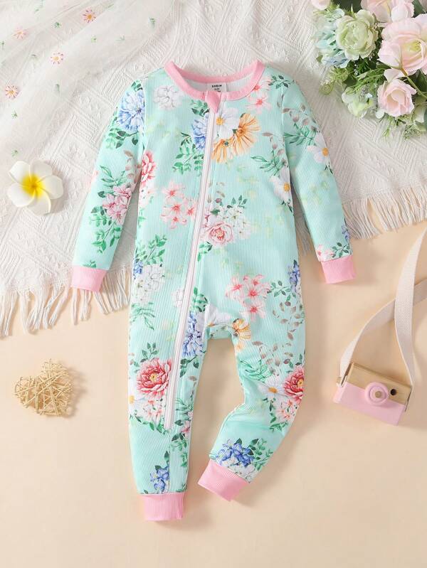 Mameluco de flores para niña pequeña