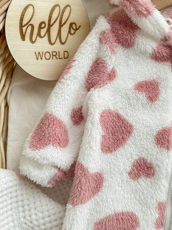 Pijama enterizo de corazón para bebé niña